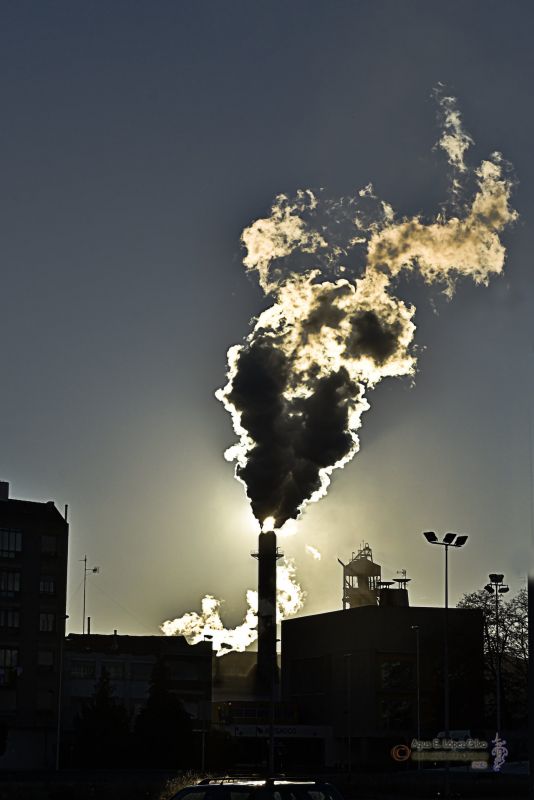 El Sol escapando por la chimenea.  Azucarera de La Banieza Reducc.jpg